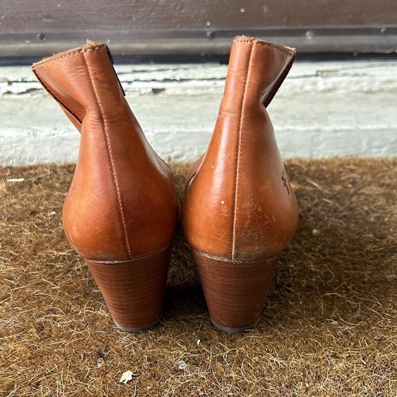 Frye Jennifer Pointed Toe Western Booties in Cognac Ankle Boots Sz 8.5 Bohemian - Picture 5 of 11